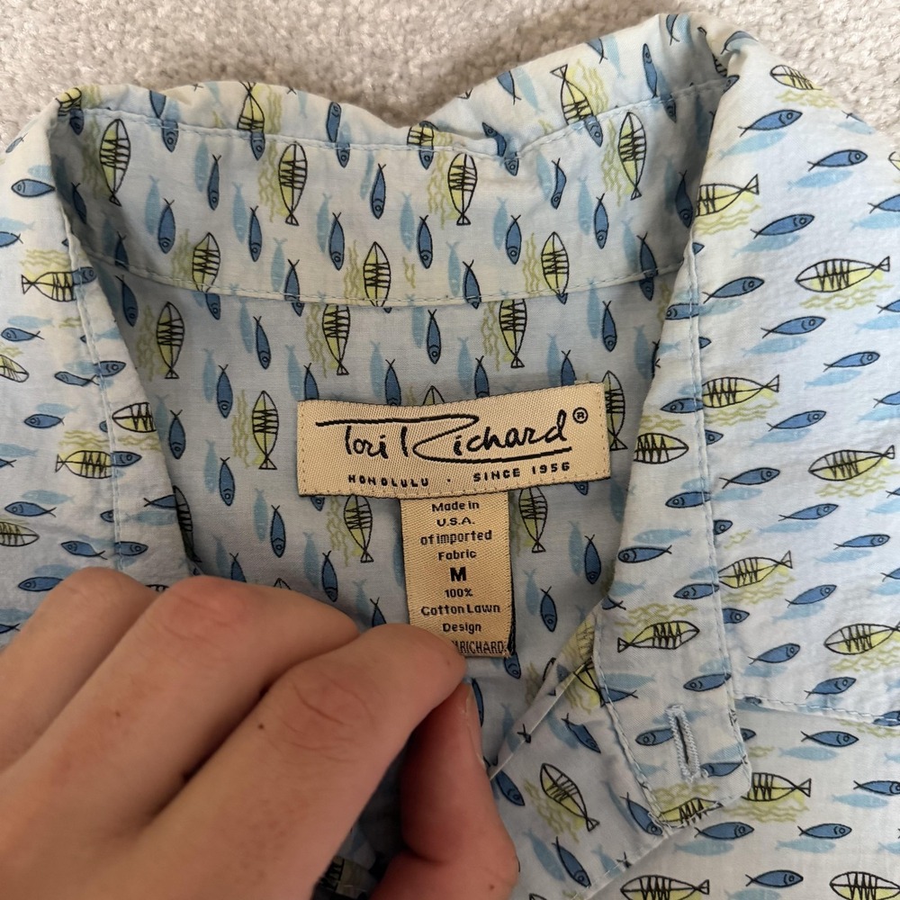 Tori Richard Shirt Mens Medium Blue Fish Print Hawaiian Cotton Button Front USA - Picture 3 of 4